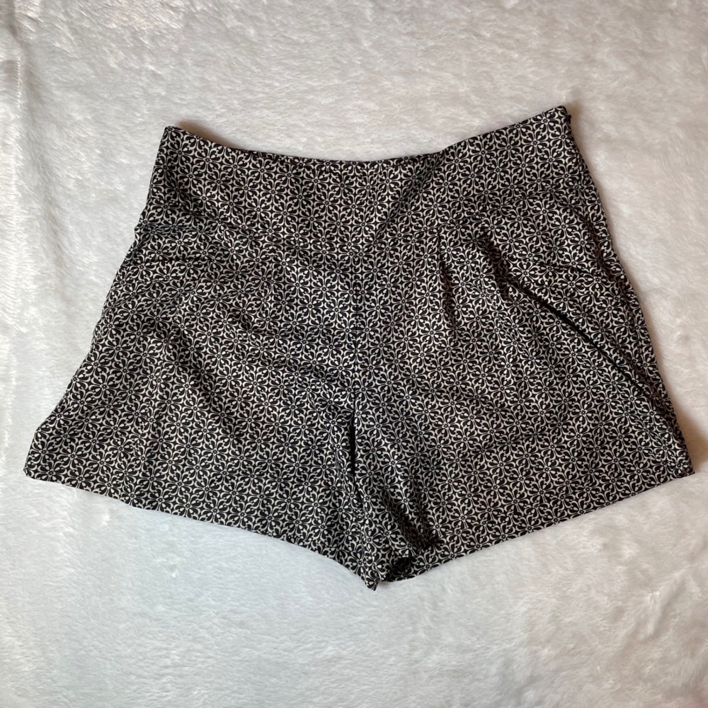LOFT Black Cream Medallion Print High‎ Waisted Tailored Shorts 8 Monochrome Chic